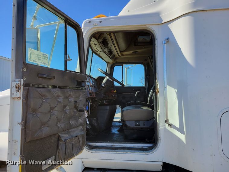 image for item DM8212 1998 International 9400 SBA  semi truck