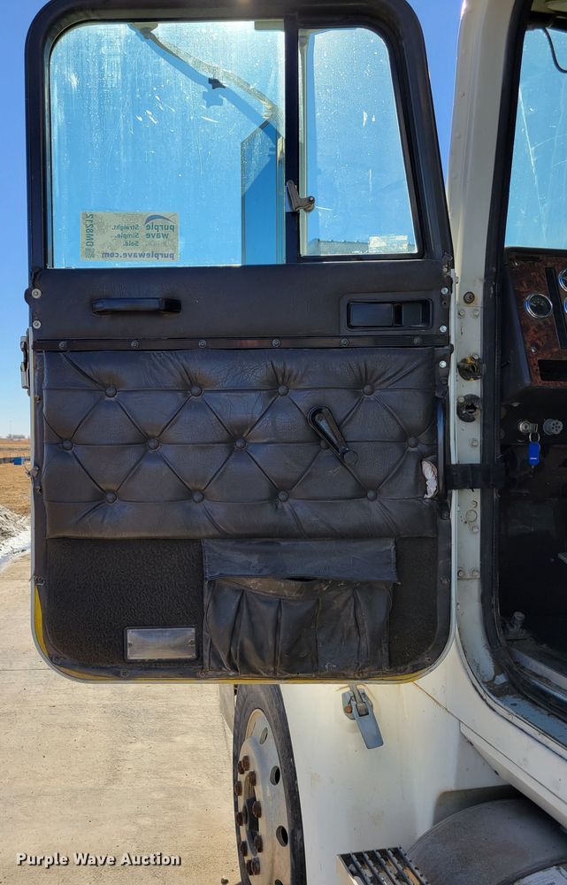 image for item DM8212 1998 International 9400 SBA  semi truck