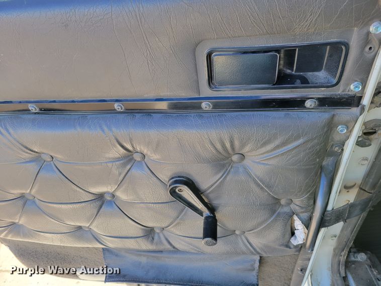 image for item DM8212 1998 International 9400 SBA  semi truck