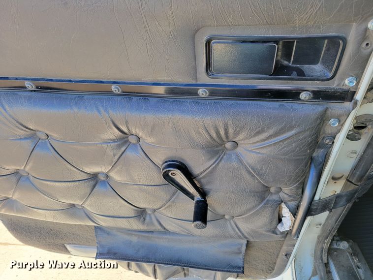 image for item DM8212 1998 International 9400 SBA  semi truck