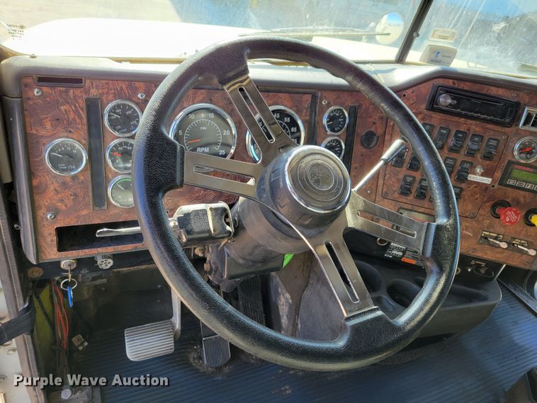 image for item DM8212 1998 International 9400 SBA  semi truck