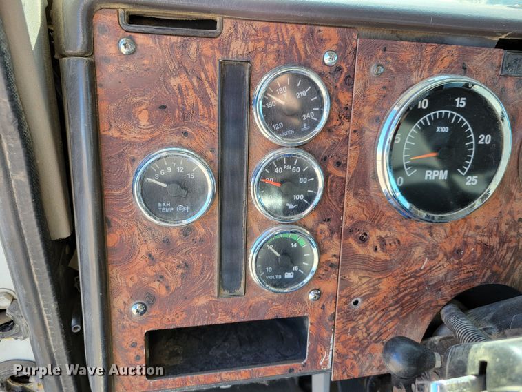 image for item DM8212 1998 International 9400 SBA  semi truck