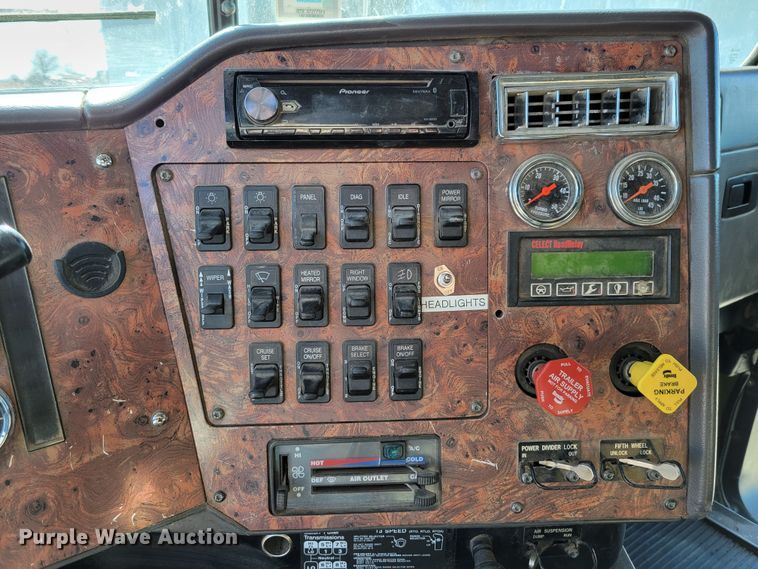 image for item DM8212 1998 International 9400 SBA  semi truck