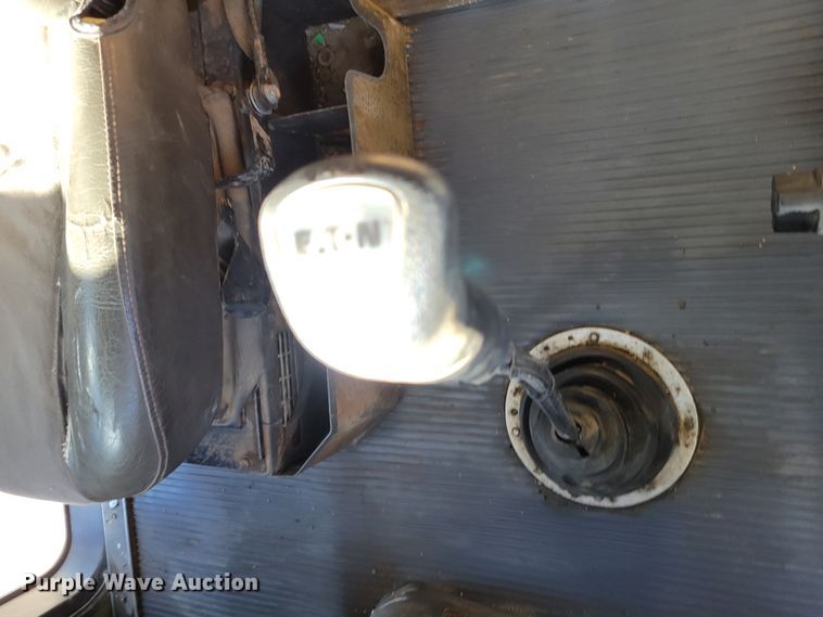 image for item DM8212 1998 International 9400 SBA  semi truck