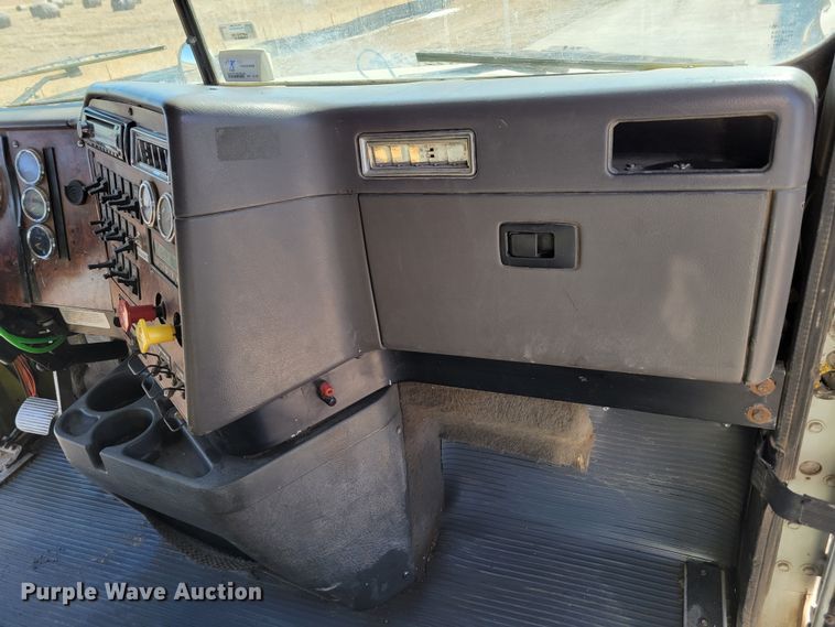 image for item DM8212 1998 International 9400 SBA  semi truck