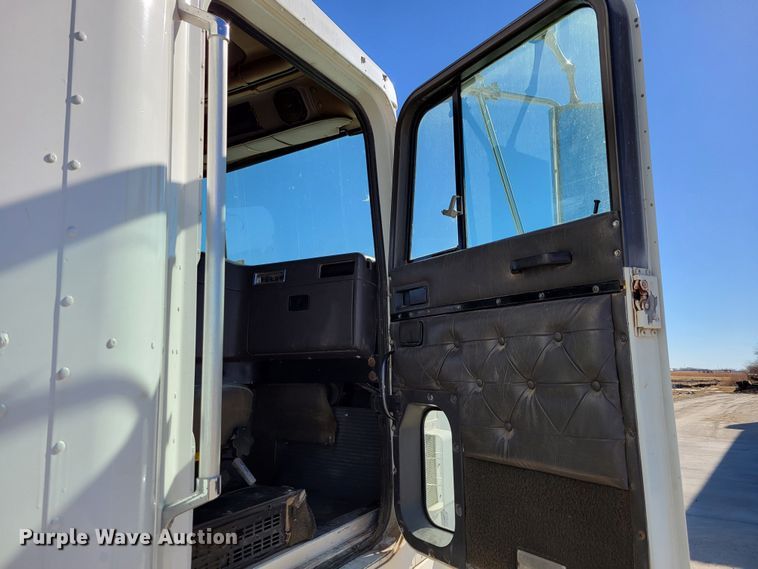 image for item DM8212 1998 International 9400 SBA  semi truck