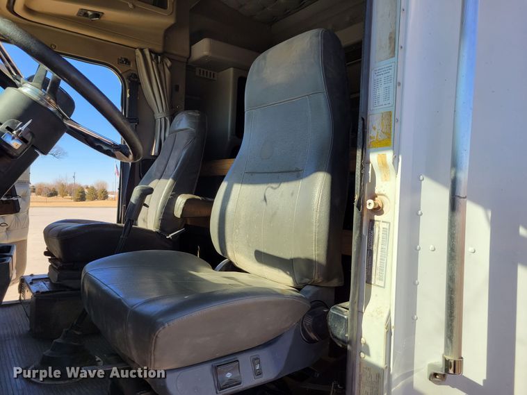 image for item DM8212 1998 International 9400 SBA  semi truck