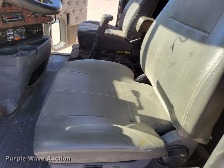 image for item DM8212 1998 International 9400 SBA  semi truck