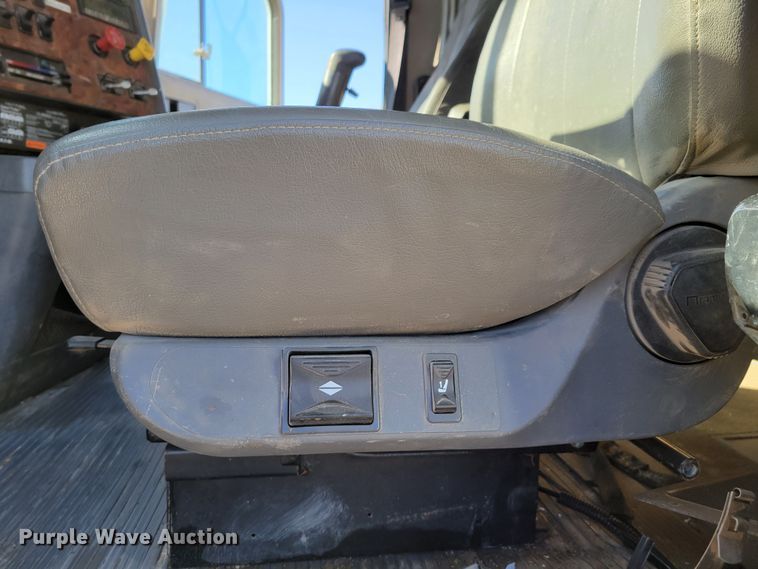 image for item DM8212 1998 International 9400 SBA  semi truck