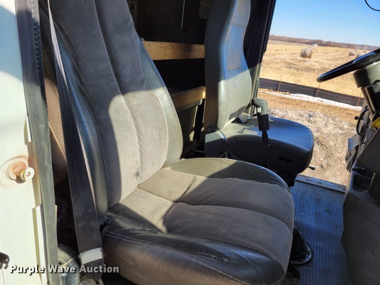 image for item DM8212 1998 International 9400 SBA  semi truck