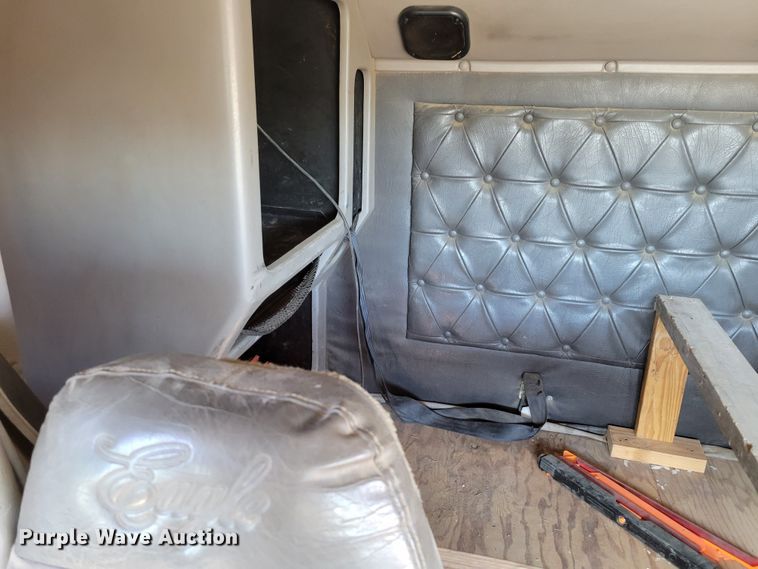 image for item DM8212 1998 International 9400 SBA  semi truck