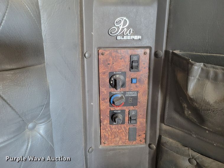 image for item DM8212 1998 International 9400 SBA  semi truck