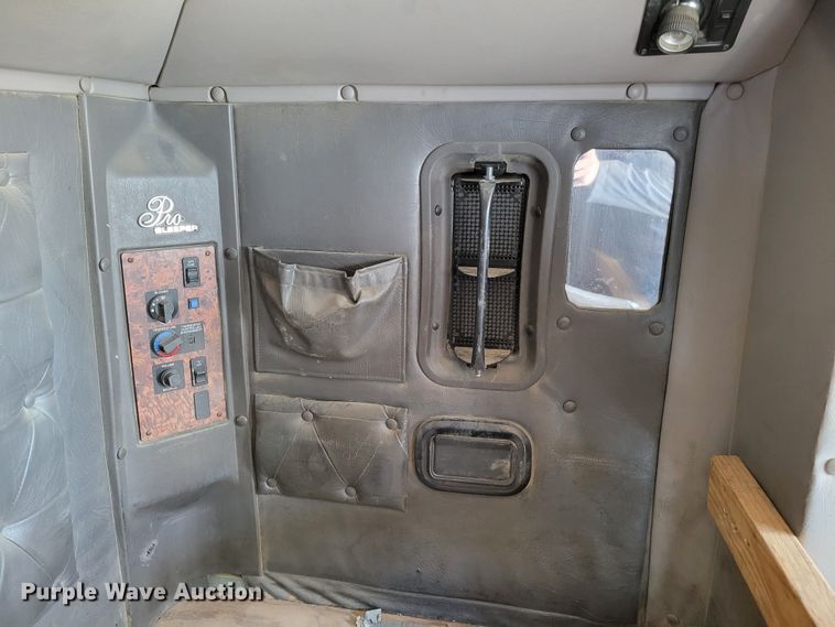 image for item DM8212 1998 International 9400 SBA  semi truck