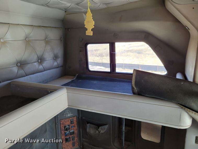 image for item DM8212 1998 International 9400 SBA  semi truck