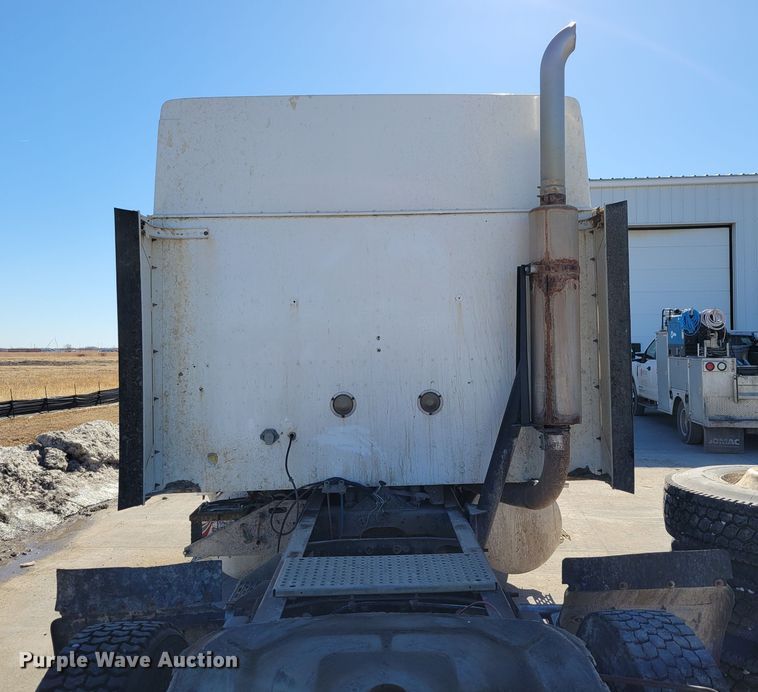 image for item DM8212 1998 International 9400 SBA  semi truck