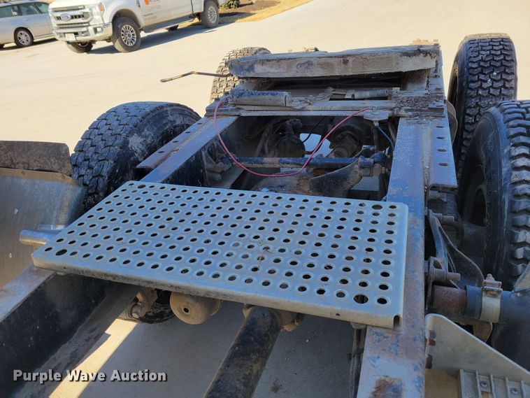 image for item DM8212 1998 International 9400 SBA  semi truck