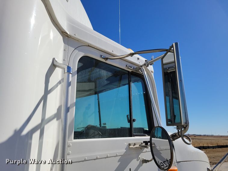 image for item DM8212 1998 International 9400 SBA  semi truck