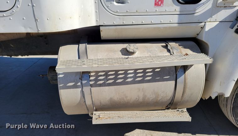 image for item DM8212 1998 International 9400 SBA  semi truck