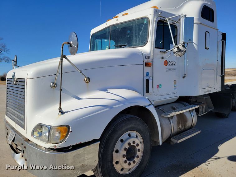 image for item DM8212 1998 International 9400 SBA  semi truck