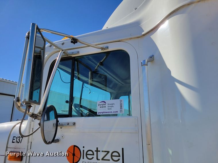 image for item DM8212 1998 International 9400 SBA  semi truck