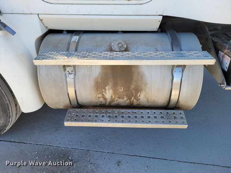 image for item DM8212 1998 International 9400 SBA  semi truck