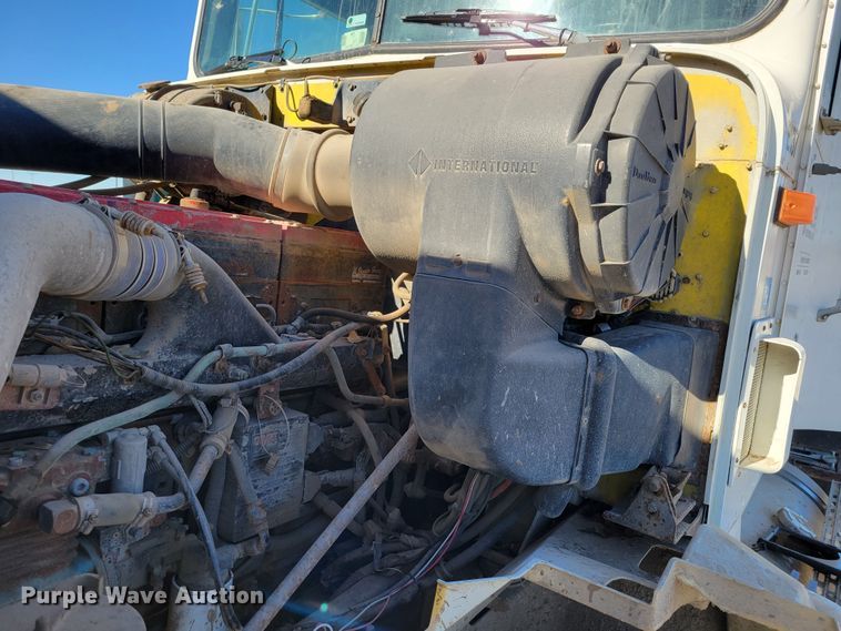 image for item DM8212 1998 International 9400 SBA  semi truck