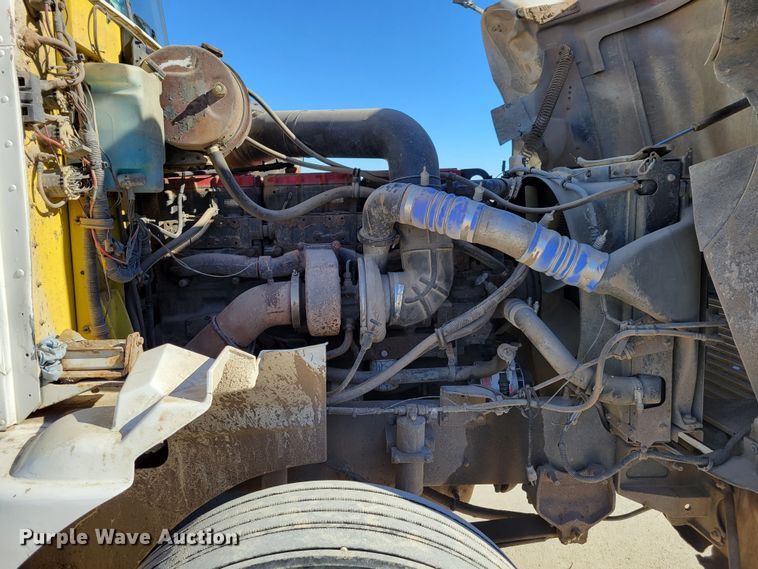 image for item DM8212 1998 International 9400 SBA  semi truck