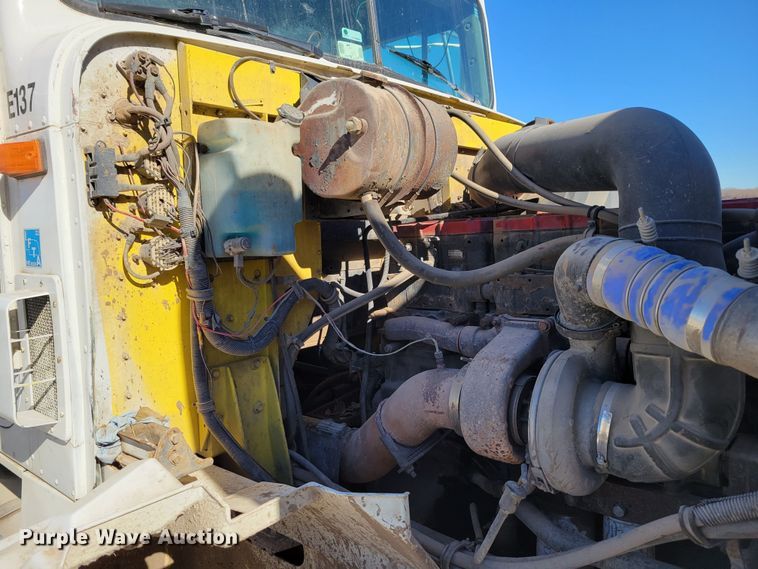 image for item DM8212 1998 International 9400 SBA  semi truck