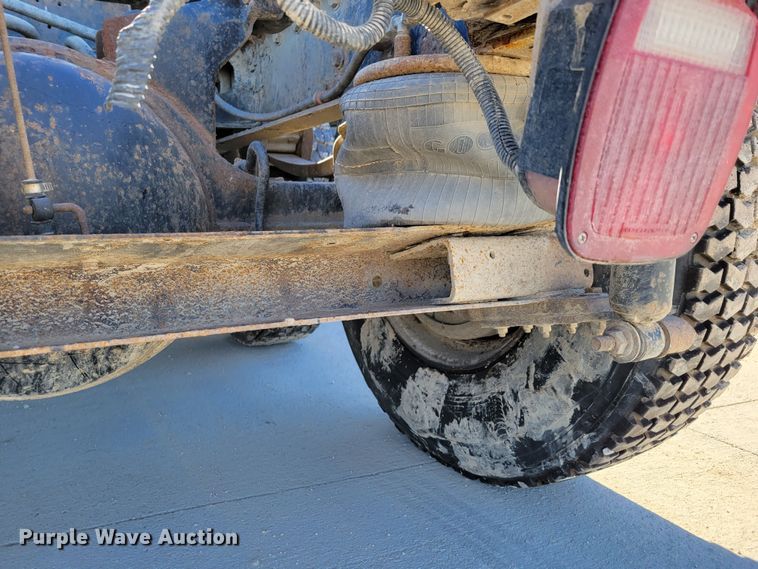 image for item DM8212 1998 International 9400 SBA  semi truck