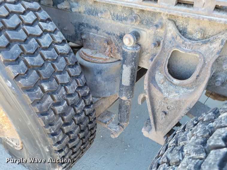 image for item DM8212 1998 International 9400 SBA  semi truck