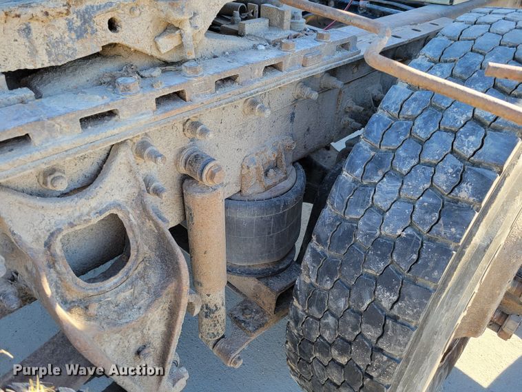 image for item DM8212 1998 International 9400 SBA  semi truck