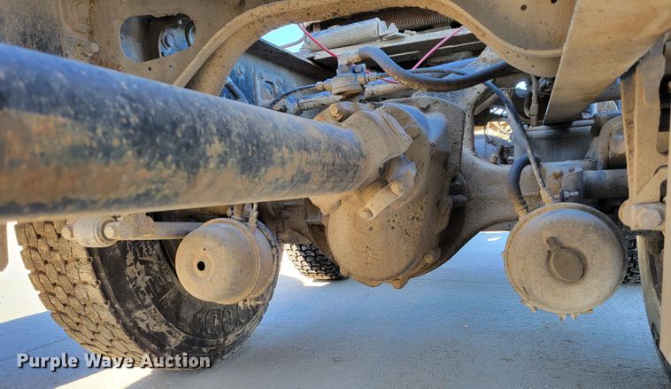 image for item DM8212 1998 International 9400 SBA  semi truck