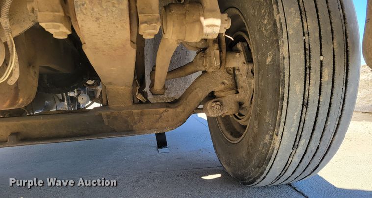 image for item DM8212 1998 International 9400 SBA  semi truck