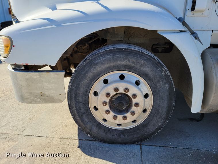 image for item DM8212 1998 International 9400 SBA  semi truck