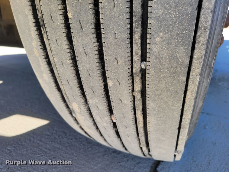 image for item DM8212 1998 International 9400 SBA  semi truck