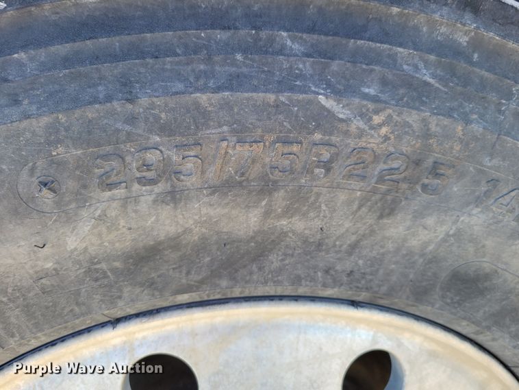 image for item DM8212 1998 International 9400 SBA  semi truck