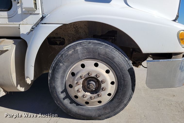 image for item DM8212 1998 International 9400 SBA  semi truck