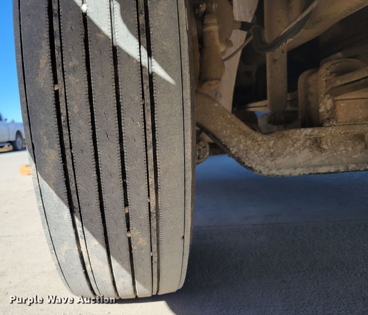 image for item DM8212 1998 International 9400 SBA  semi truck