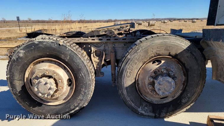 image for item DM8212 1998 International 9400 SBA  semi truck