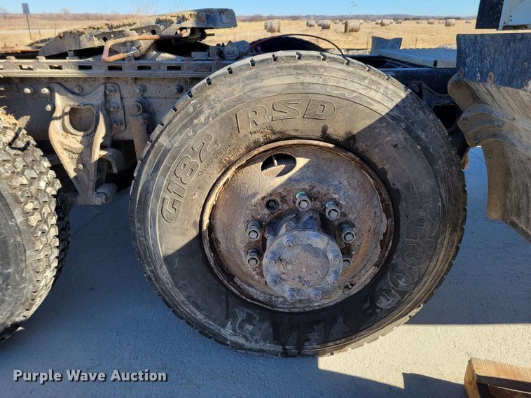 image for item DM8212 1998 International 9400 SBA  semi truck