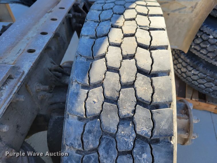 image for item DM8212 1998 International 9400 SBA  semi truck