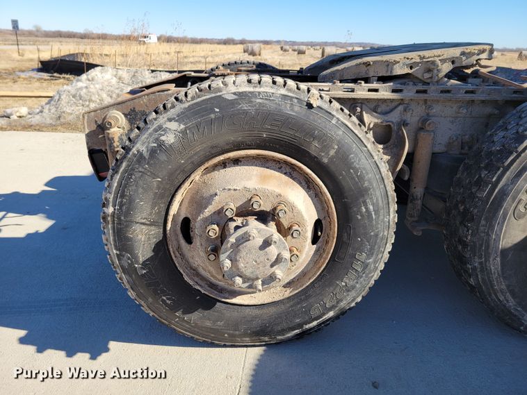 image for item DM8212 1998 International 9400 SBA  semi truck