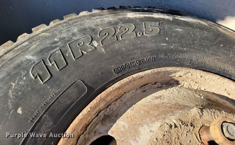 image for item DM8212 1998 International 9400 SBA  semi truck