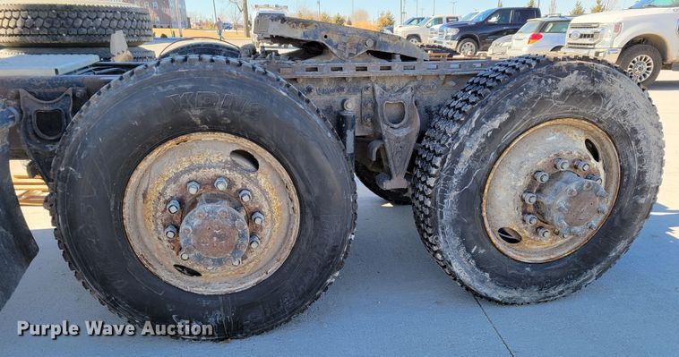 image for item DM8212 1998 International 9400 SBA  semi truck