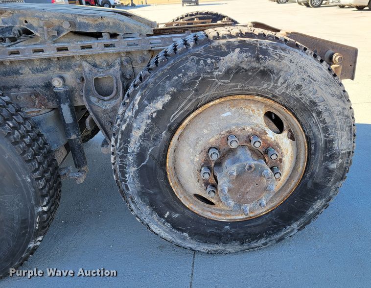 image for item DM8212 1998 International 9400 SBA  semi truck