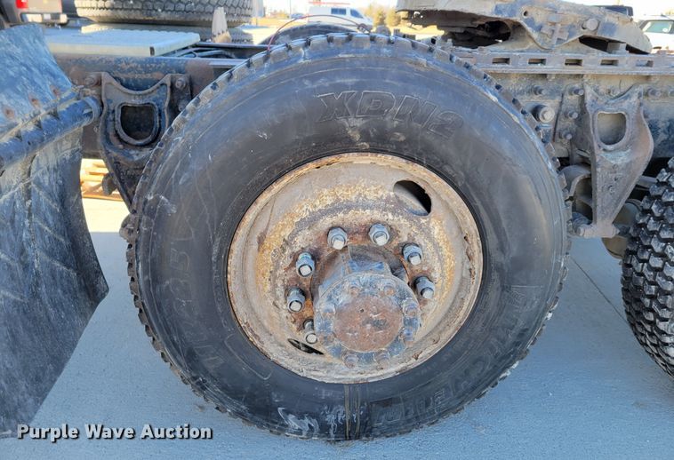 image for item DM8212 1998 International 9400 SBA  semi truck