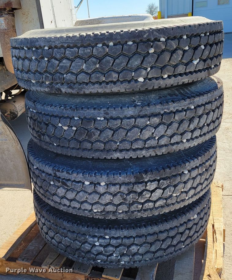 image for item DM8212 1998 International 9400 SBA  semi truck