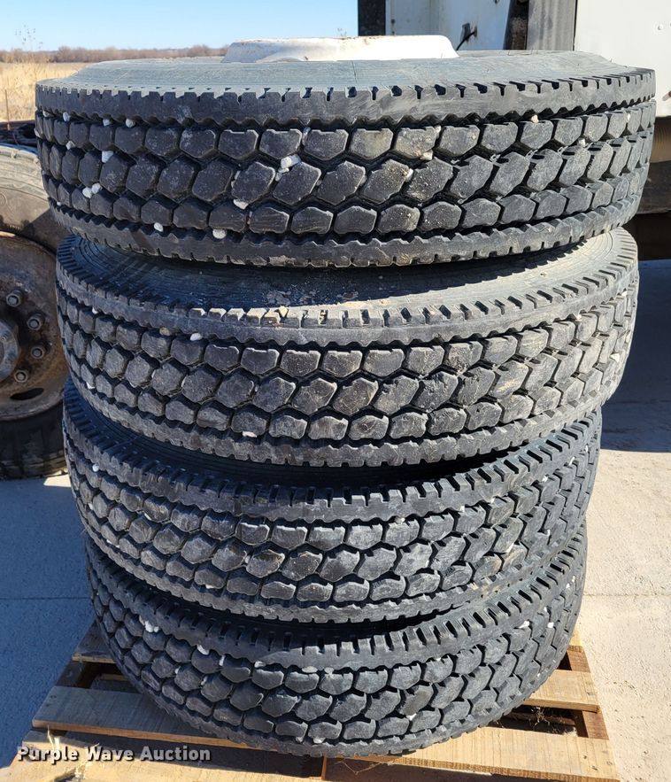 image for item DM8212 1998 International 9400 SBA  semi truck