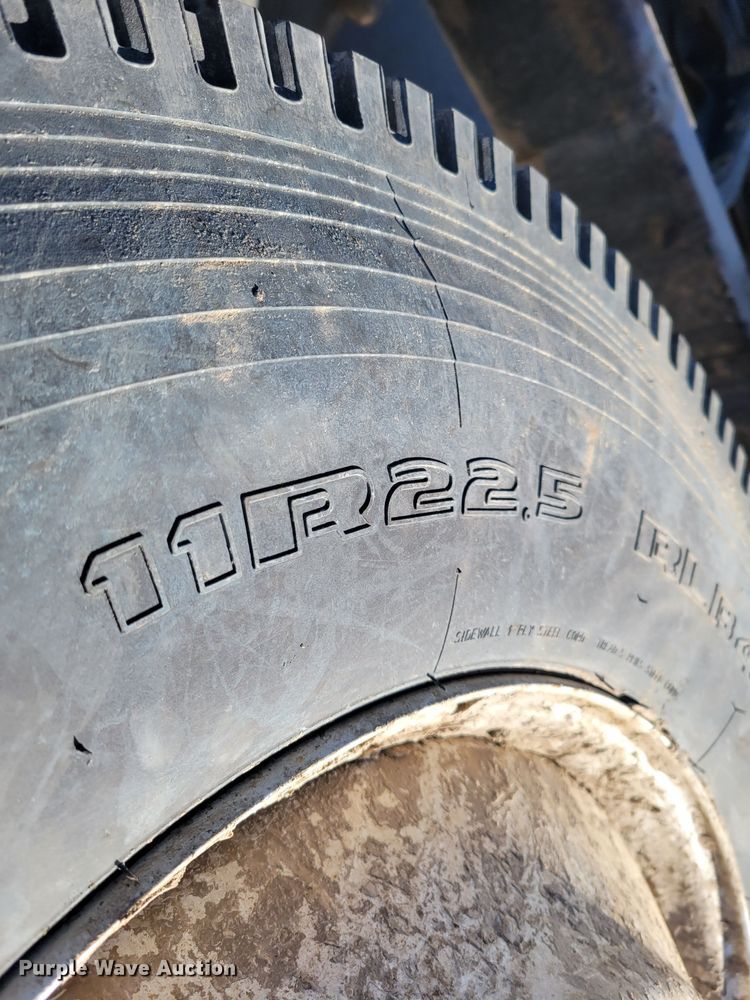 image for item DM8212 1998 International 9400 SBA  semi truck