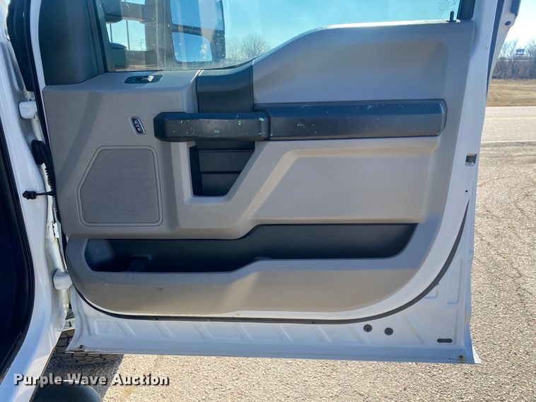 image for item DN8156 2019 Ford F250 Super Duty  Crew Cab pickup truck